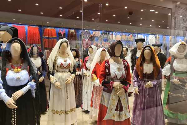 MUSEUMS & CURATED VISITS